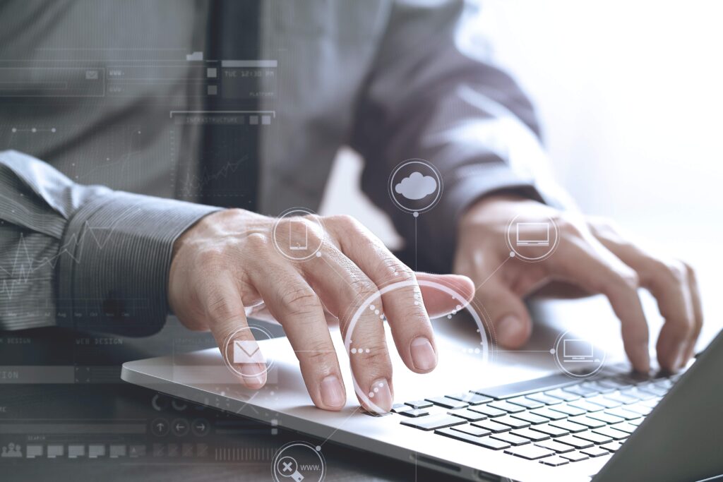 ÉãÍ¼Íø 307265536 ÔÚÏÖ´ú°ì¹«ÊÒµÄÄ¾ÖÆ×ÀÉÏÓÃ±Ê¼Ç±¾µçÄÔ¹¤×÷µÄÉÌÈËÇ×ÃÜ¹ØÏµ´øÓÐÐéÄâÍ¼±ê(½ö½»Á÷Ñ§Ï°Ê¹ÓÃ)(1)